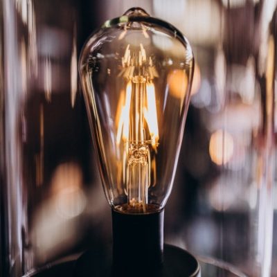 bombilla-encendida-cuarto-oscuro_1303-22843