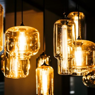 lampara-luz-hermosa-bombilla-decoracion-interior-habitacion_74190-7930