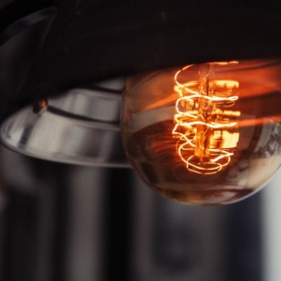 primer-disparo-gran-bombilla-encendida-fondo-borroso_181624-2051-1